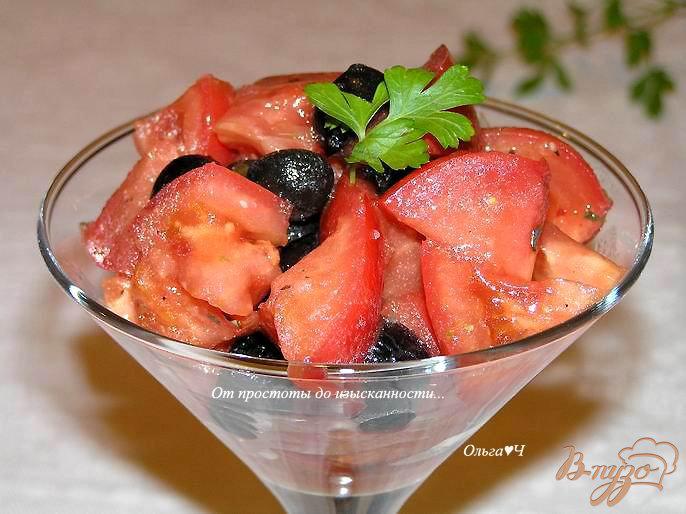 Фото приготовление рецепта: Салат из помидоров с маслинами и кедровым маслом шаг №4
