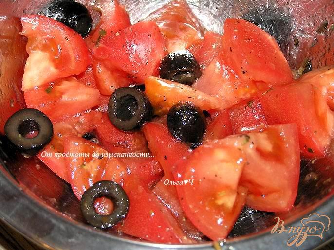Фото приготовление рецепта: Салат из помидоров с маслинами и кедровым маслом шаг №2
