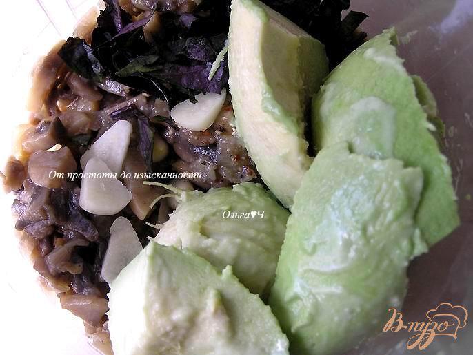 Фото приготовление рецепта: Грибной дип с авокадо и базиликом шаг №2