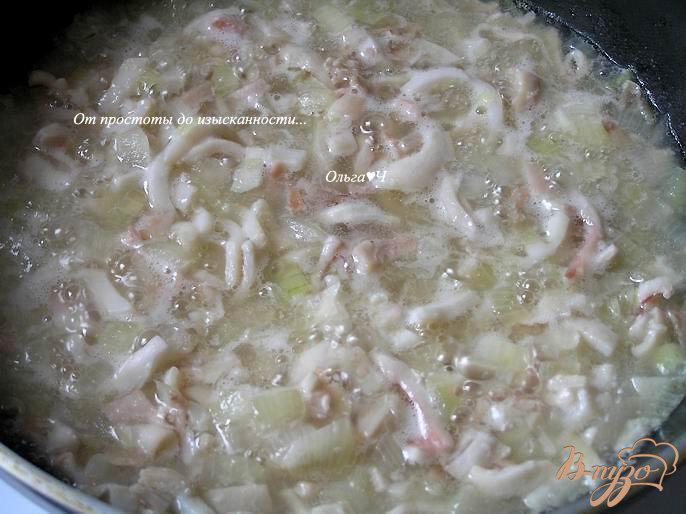 Фото приготовление рецепта: Кальмары, тушеные с капустой в белом вине шаг №2