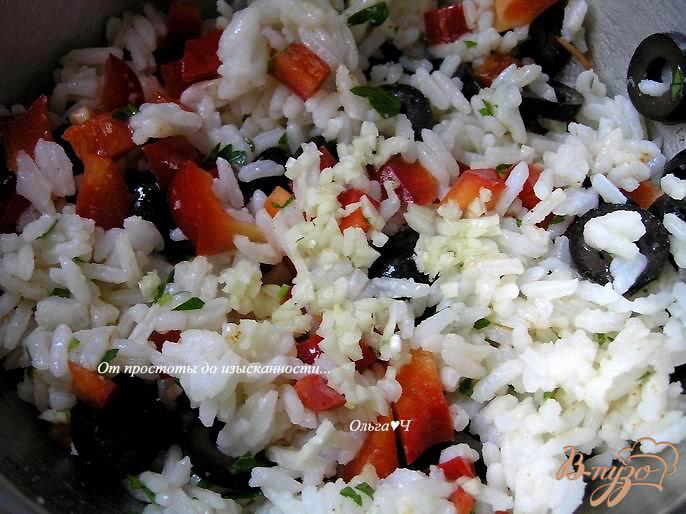 Фото приготовление рецепта: Рисовый салат с маслинами, сладким перцем и апельсином шаг №2