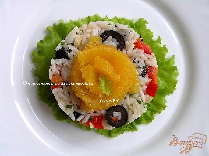 Фото приготовление рецепта: Рисовый салат с маслинами, сладким перцем и апельсином шаг №3