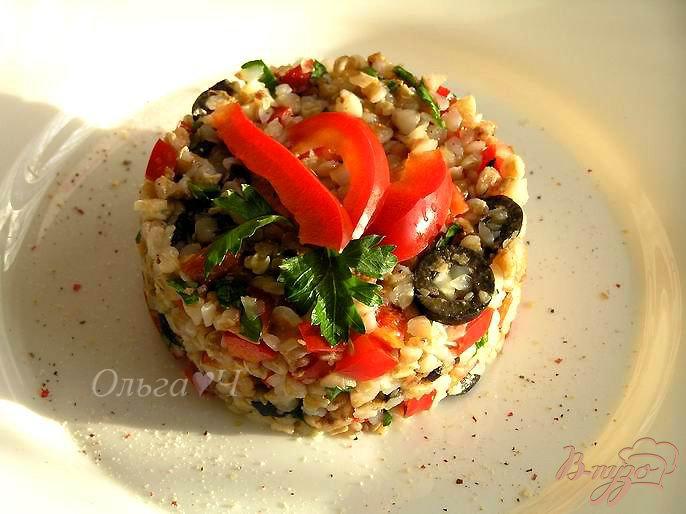 Фото приготовление рецепта: Салат из гречки с маслинами и сладким перцем шаг №4