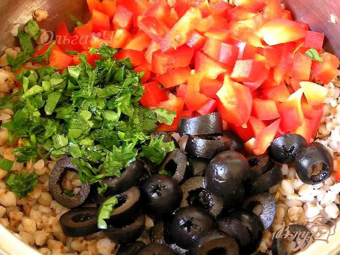 Фото приготовление рецепта: Салат из гречки с маслинами и сладким перцем шаг №2