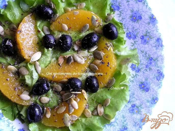 Фото приготовление рецепта: Салат с апельсинами, маслинами и тыквенными семечками шаг №4