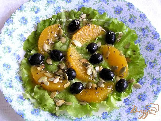 Фото приготовление рецепта: Салат с апельсинами, маслинами и тыквенными семечками шаг №3