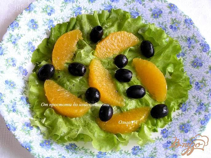 Фото приготовление рецепта: Салат с апельсинами, маслинами и тыквенными семечками шаг №2