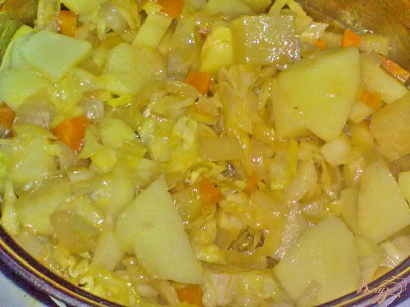 Фото приготовление рецепта: Картофель в соусе с овощами шаг №7
