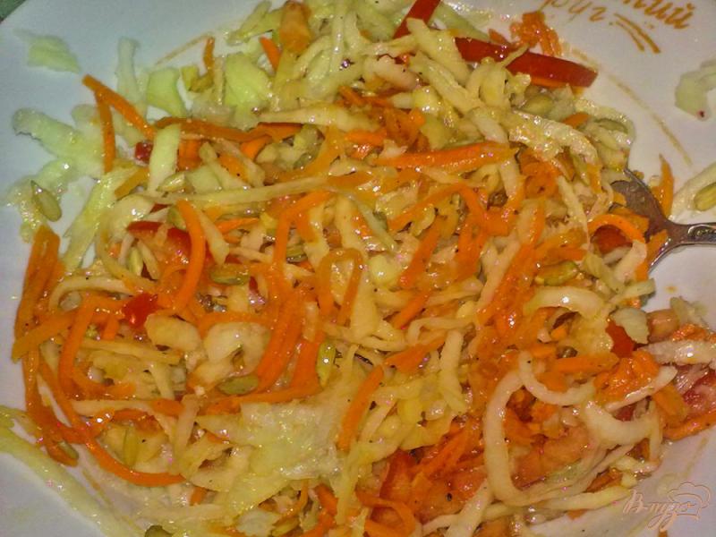 Фото приготовление рецепта: Салат из кольраби с морковью по-корейски шаг №5
