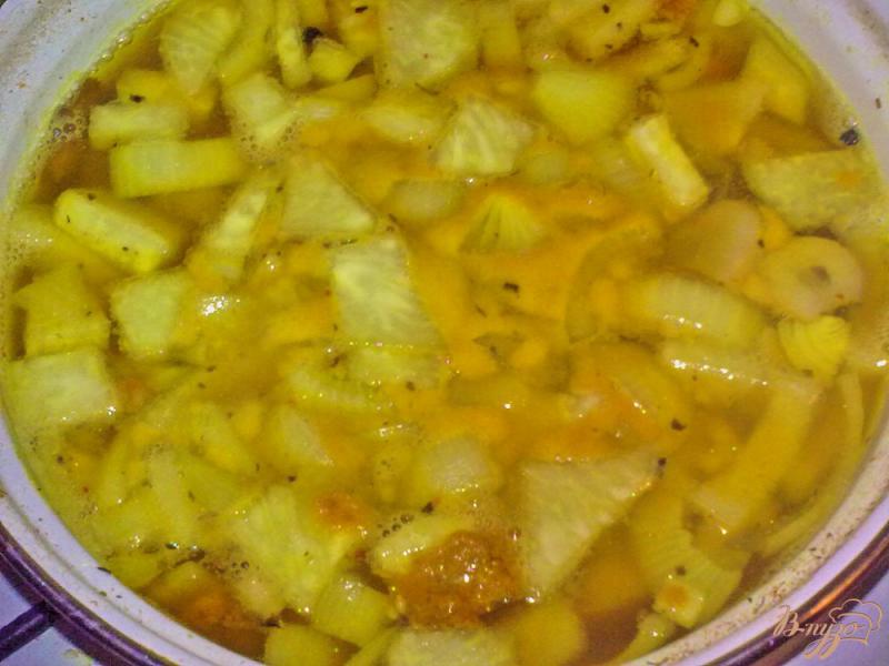 Фото приготовление рецепта: Суп овощной с грибами шаг №6