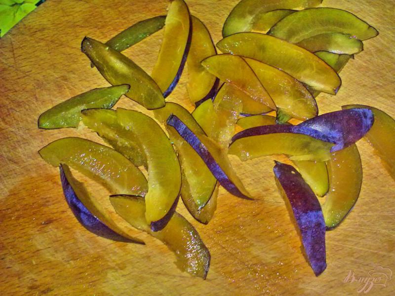 Фото приготовление рецепта: Салат из капусты со сливой шаг №2