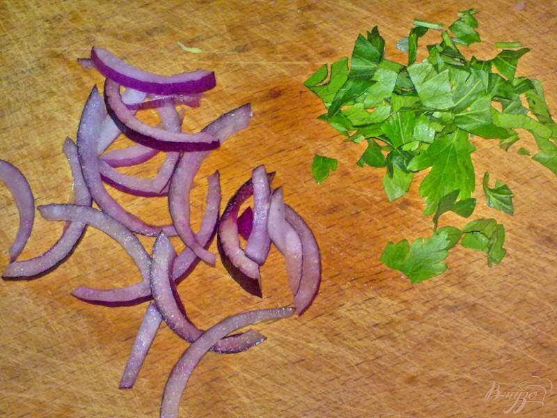 Фото приготовление рецепта: Салат из кольраби «Цветной» шаг №4