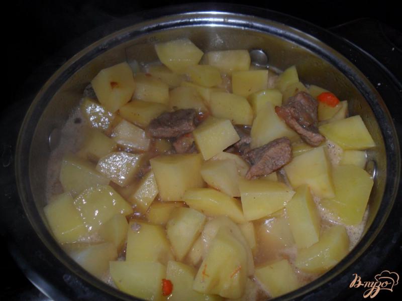 Фото приготовление рецепта: Тушенный картофель с мясом шаг №6