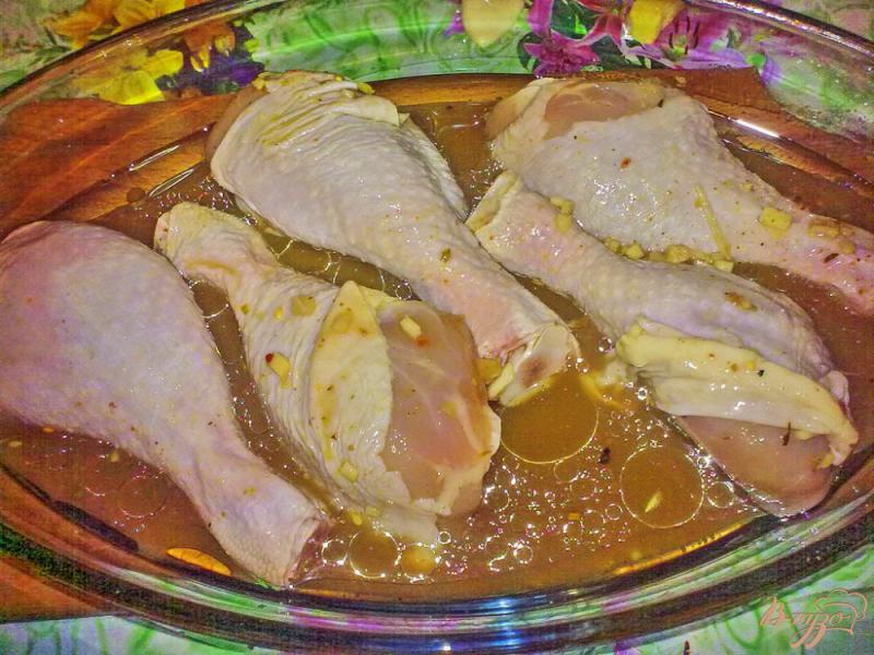Фото приготовление рецепта: Куриные ножки в ананасе и каркаде шаг №8