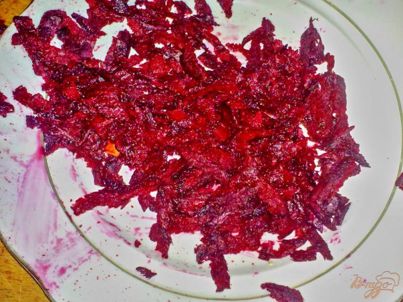 Фото приготовление рецепта: Салат из кольраби и свеклы шаг №4