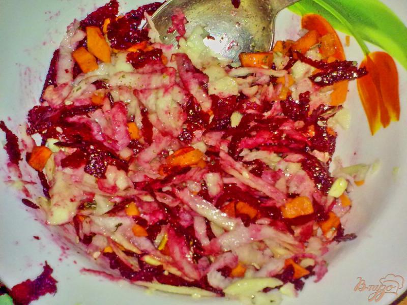 Фото приготовление рецепта: Салат из кольраби и свеклы шаг №5