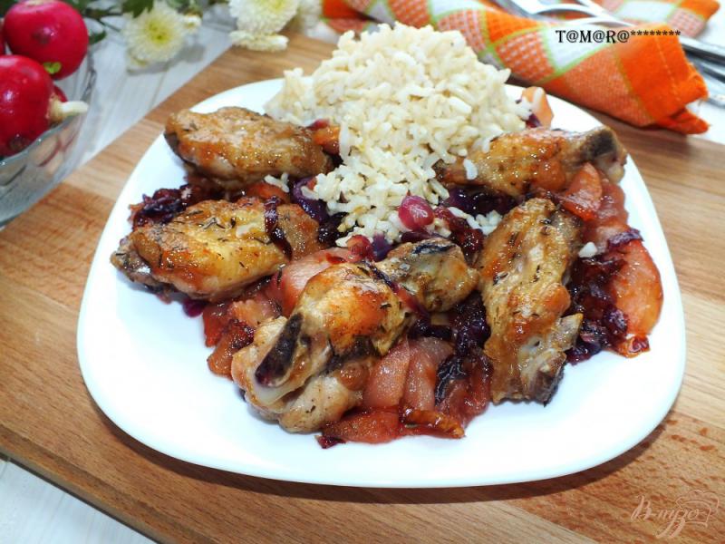 Фото приготовление рецепта: Куриные крылья с карамелизированными яблоками и луком шаг №8