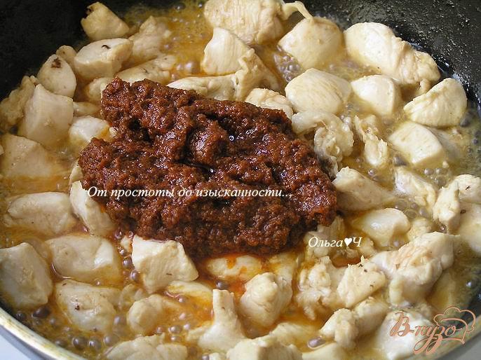 Фото приготовление рецепта: Курица в соусе карри с баклажанами и рисом шаг №2