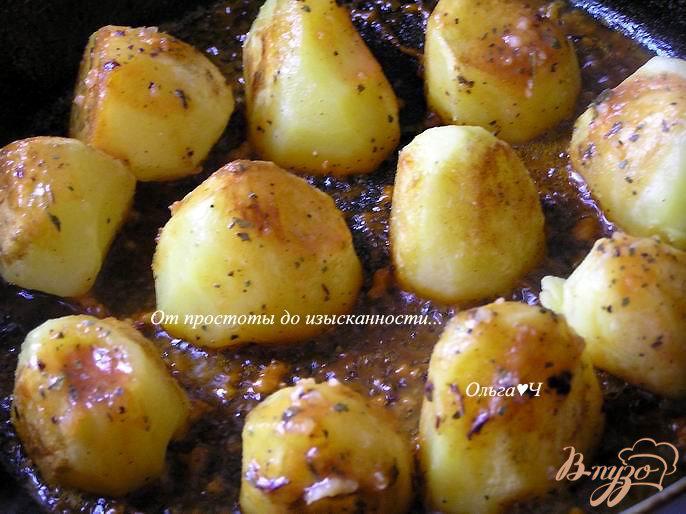 Фото приготовление рецепта: Картофель в томатно-соевом соусе с базиликом шаг №4
