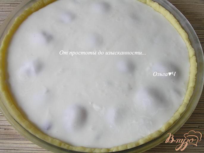 Фото приготовление рецепта: Пирог с абрикосами и малиной шаг №7