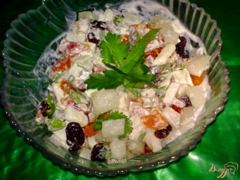 Фото приготовление рецепта: Салат из дайкона с сухофруктами шаг №4