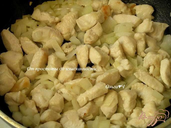 Фото приготовление рецепта: Рис с курицей и овощами шаг №2