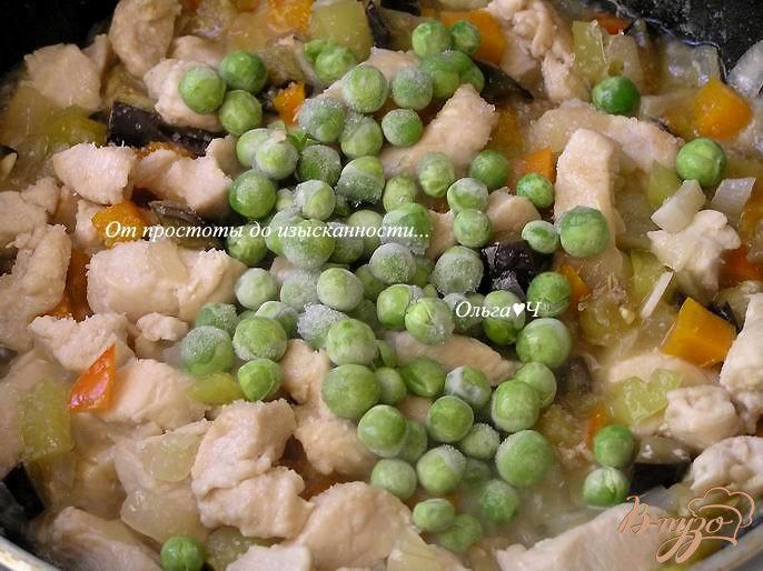 Фото приготовление рецепта: Рис с курицей и овощами шаг №4
