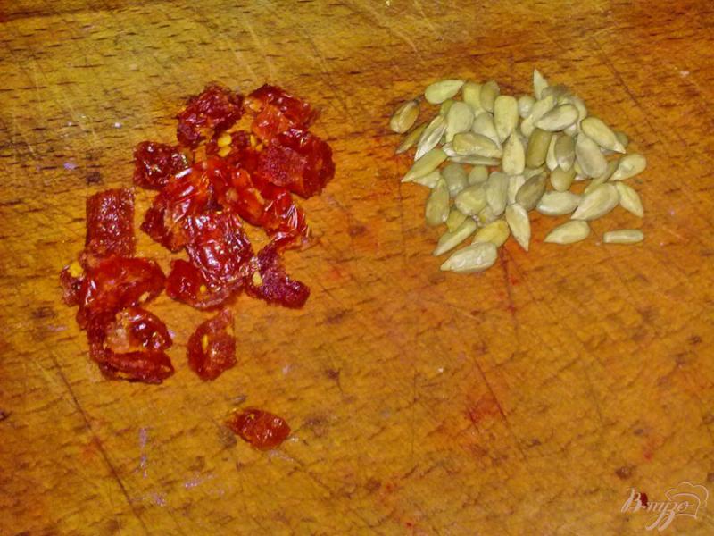 Фото приготовление рецепта: Салат из кольраби с семечками шаг №4