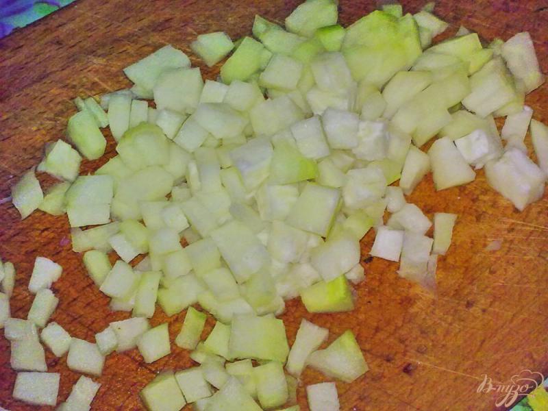 Фото приготовление рецепта: Салат из кольраби с семечками шаг №1