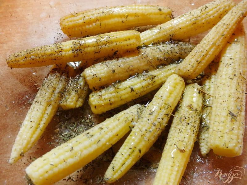 Фото приготовление рецепта: Початки кукурузы запеченые с ароматными травами шаг №4