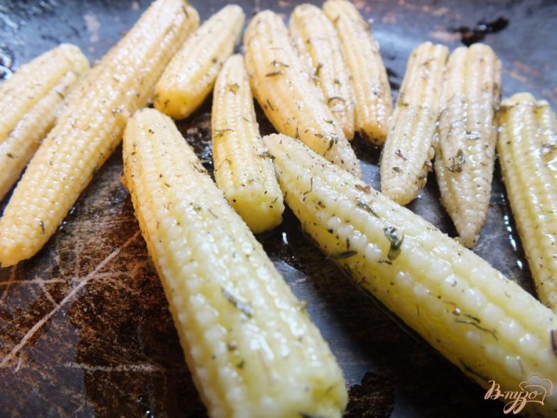 Фото приготовление рецепта: Початки кукурузы запеченые с ароматными травами шаг №5