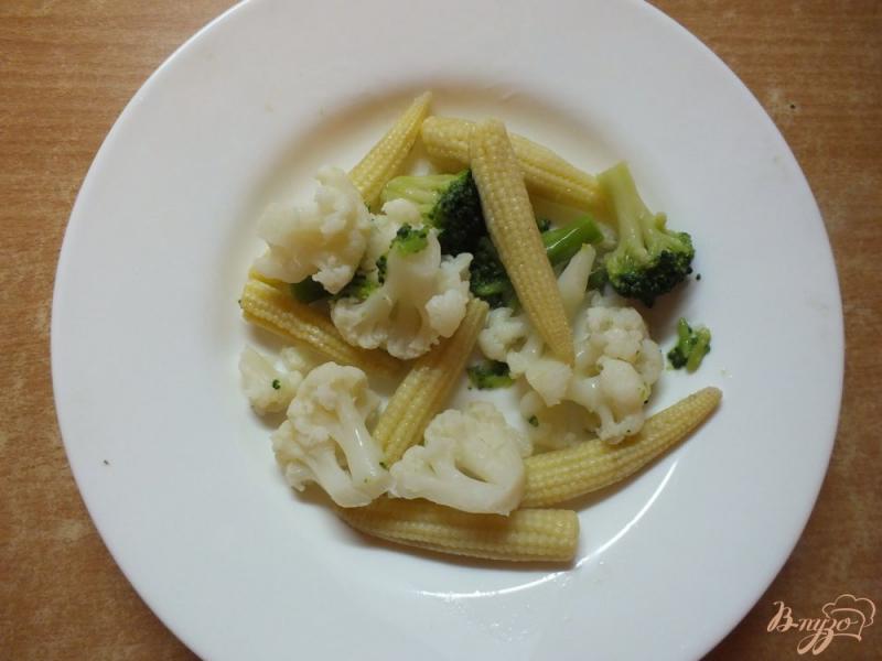 Фото приготовление рецепта: Салат из брокколи с кукурузой шаг №3