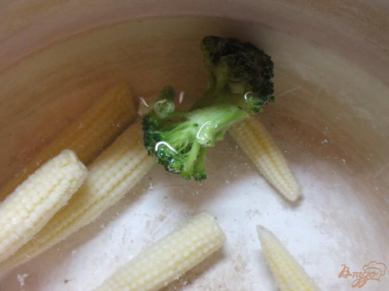 Фото приготовление рецепта: Салат из брокколи с кукурузой шаг №2