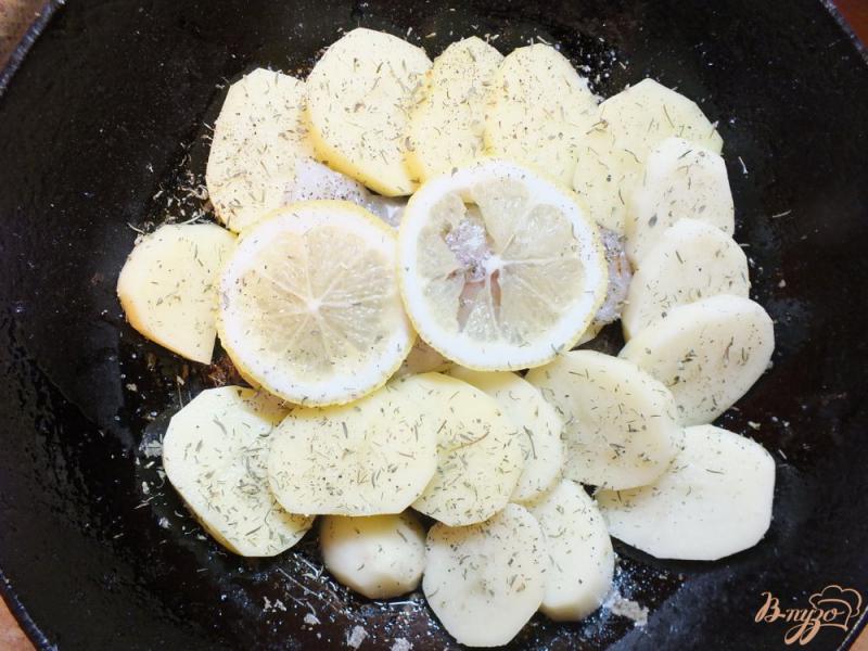 Фото приготовление рецепта: Пангасиус запеченный с картошкой шаг №3
