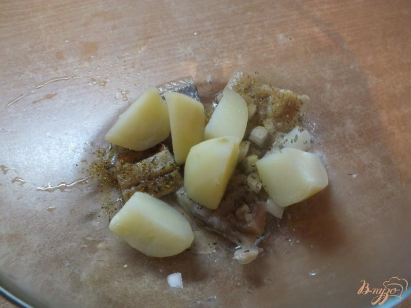 Фото приготовление рецепта: Паштет из сельди и картофеля с соленым огурцом шаг №4