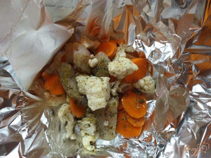 Фото приготовление рецепта: Пангасиус запеченый с овощами шаг №5