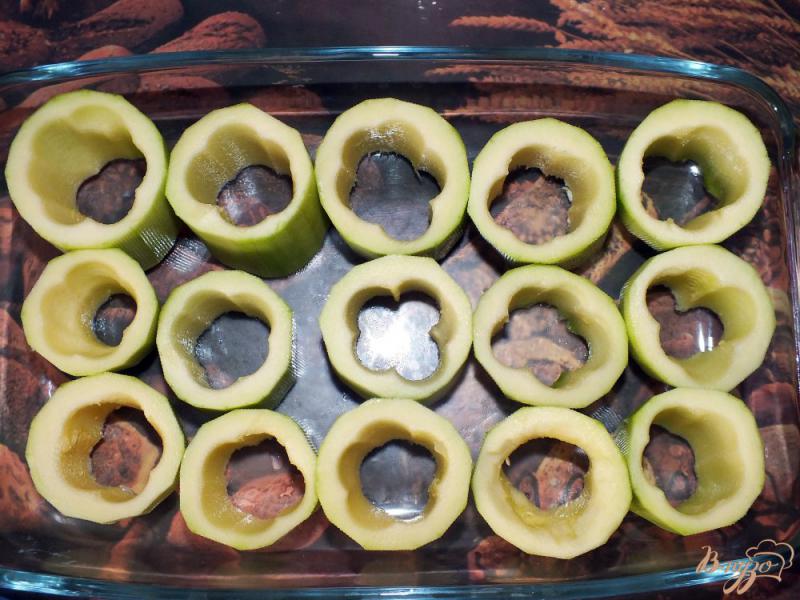 Фото приготовление рецепта: Кабачки фаршированные грибами и рисом шаг №3
