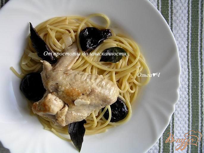 Фото приготовление рецепта: Курица, тушеная с черносливом шаг №6