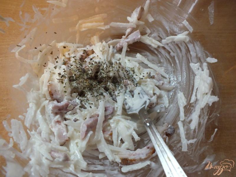 Фото приготовление рецепта: Салат из ветчины с дайконом шаг №5