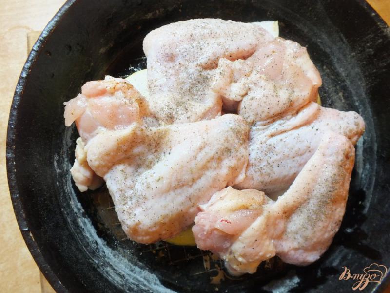 Фото приготовление рецепта: Куриные крылышки на яблочной подушке с гвоздикой шаг №3