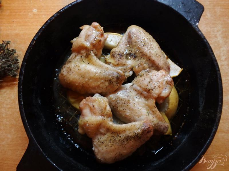 Фото приготовление рецепта: Куриные крылышки на яблочной подушке с гвоздикой шаг №5