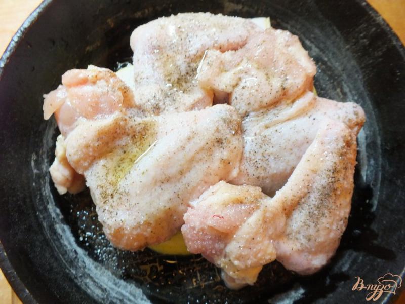 Фото приготовление рецепта: Куриные крылышки на яблочной подушке с гвоздикой шаг №4