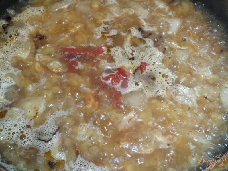 Фото приготовление рецепта: Макароны с жареным луком тушеные в томатной пасте шаг №5