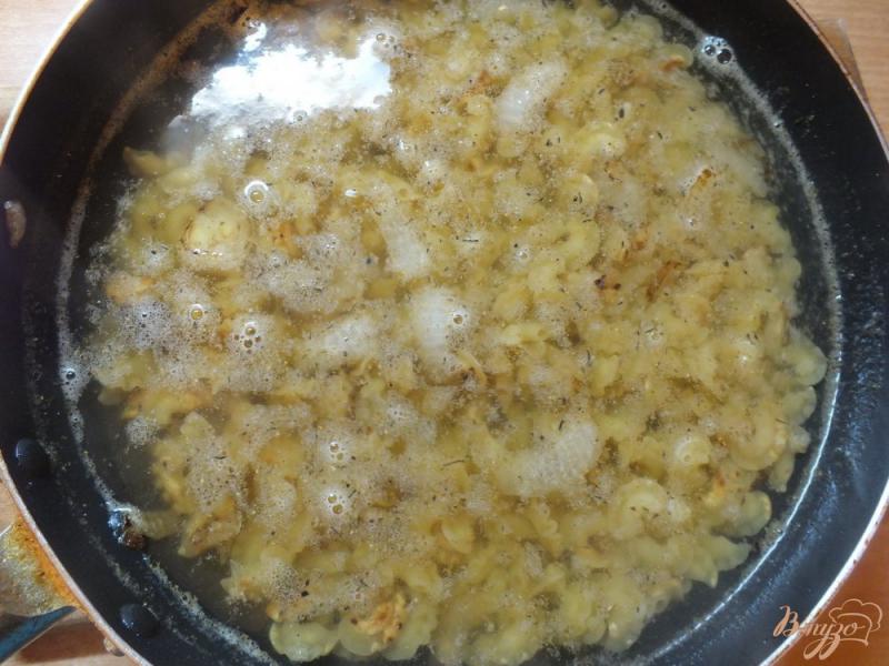 Фото приготовление рецепта: Макароны с жареным луком тушеные в томатной пасте шаг №4
