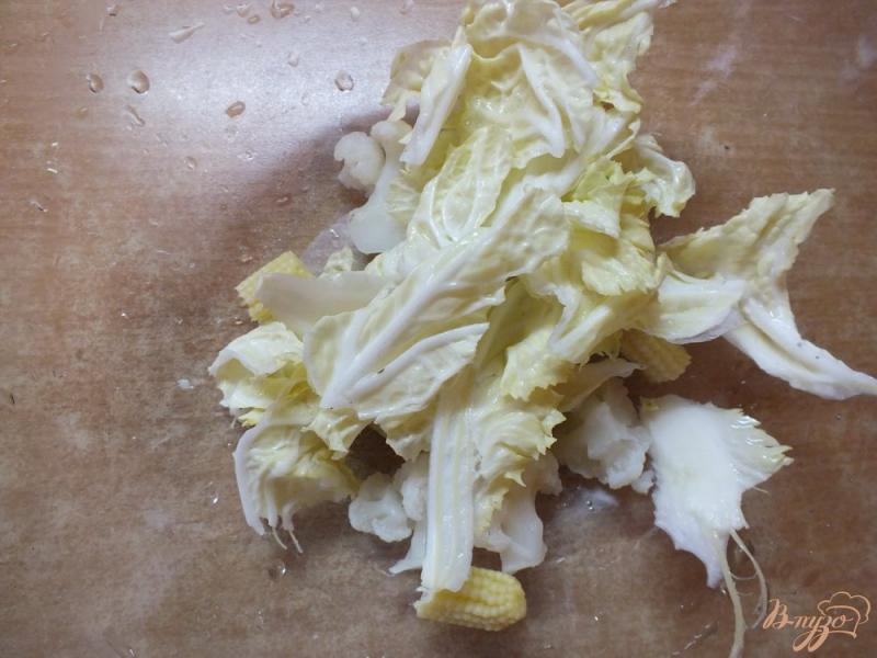 Фото приготовление рецепта: Салат с пекинской капустой и початками кукурузы шаг №4