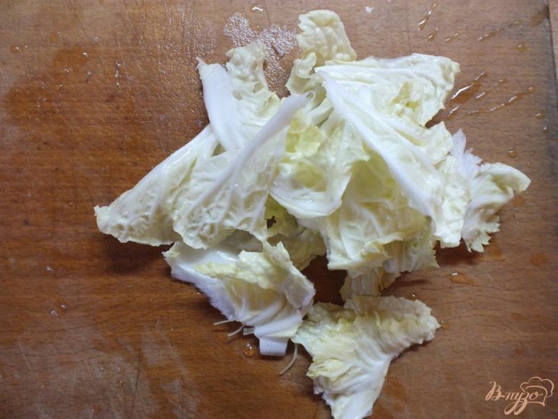Фото приготовление рецепта: Салат с пекинской капустой и початками кукурузы шаг №3