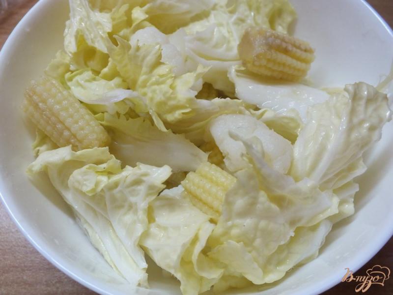 Фото приготовление рецепта: Салат с пекинской капустой и початками кукурузы шаг №5