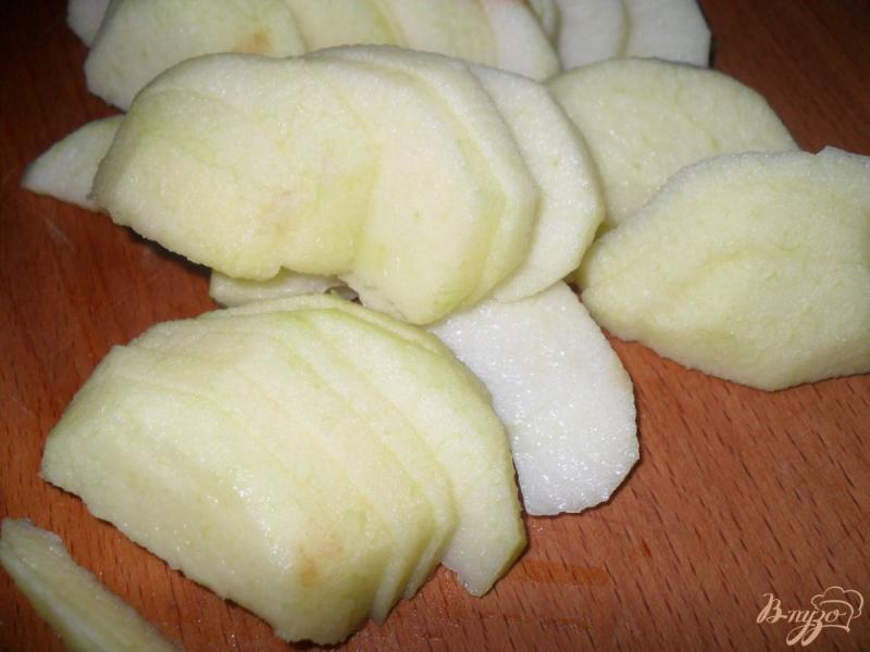 Фото приготовление рецепта: шарлотка на сметане с ягодами и яблоками шаг №4