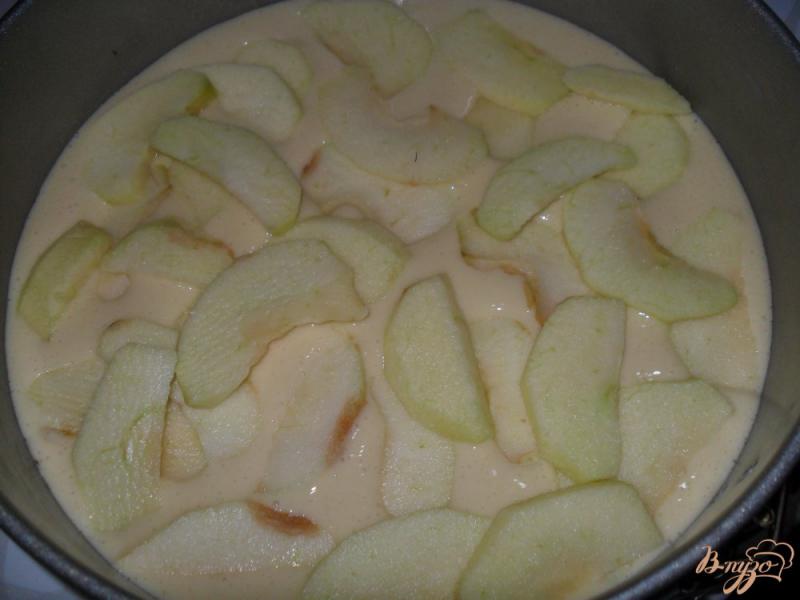 Фото приготовление рецепта: шарлотка на сметане с ягодами и яблоками шаг №5