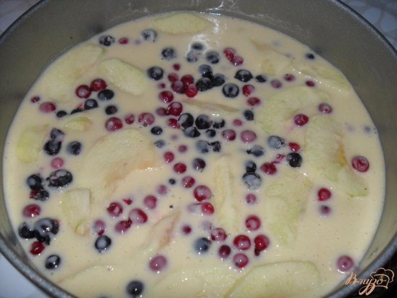 Фото приготовление рецепта: шарлотка на сметане с ягодами и яблоками шаг №6